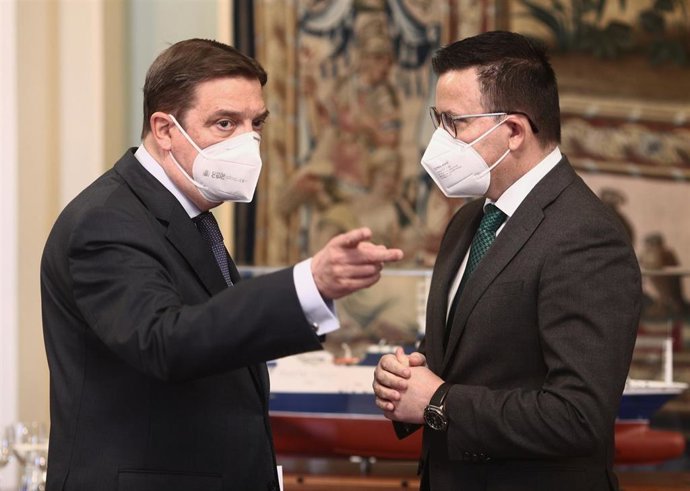 Archivo - El ministro de Agricultura, Pesca y Alimentación, Luis Planas (i), antes de comenzar una reunión con el consejero del Medio Rural de la Xunta de Galicia, José González Vázquez (d), a 7 de abril de 2021, en la sede del Ministerio, en Madrid (Es