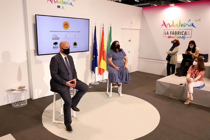 El presidente de la Diputación de Córdoba, Antonio Ruiz, y la presidenta de Iprodeco, en la presentación del vídeo promocional de las DOP.