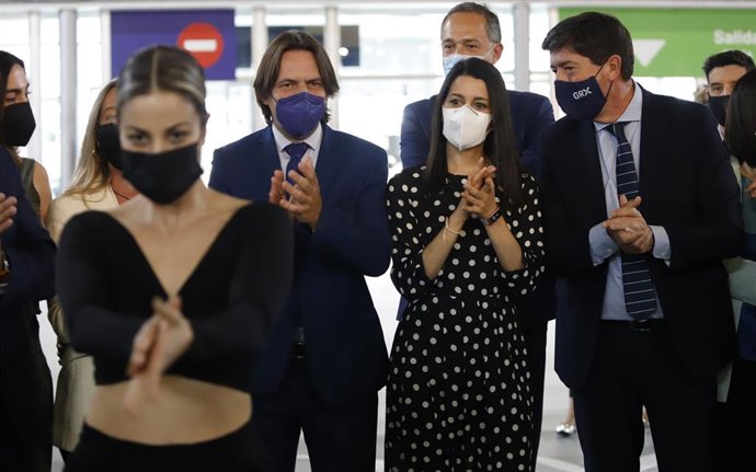 El vicepresidente de la Junta de Andalucía, Juan Marín (d), junto a la líder de Ciudadanos, Inés Arrimadas (1d), durante la presentación de la campaña de Andalucía en la feria de turismo  FITUR