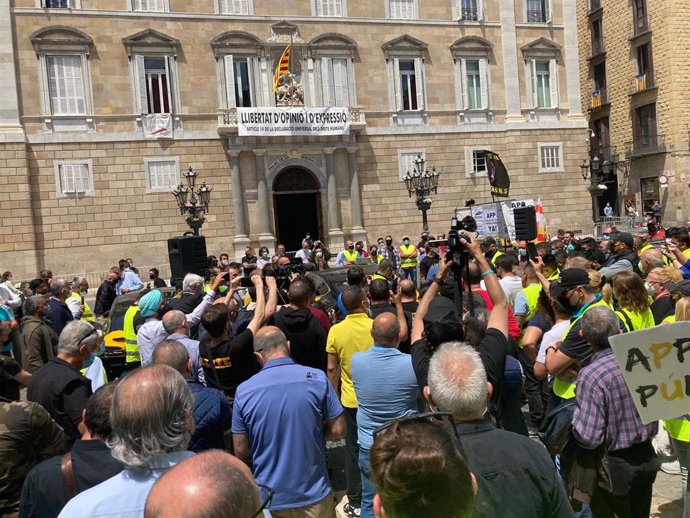 Tito Álvarez, en el centro, explicando la reunión a los taxistas congregados en Plaa Sant Jaume de Barcelona.