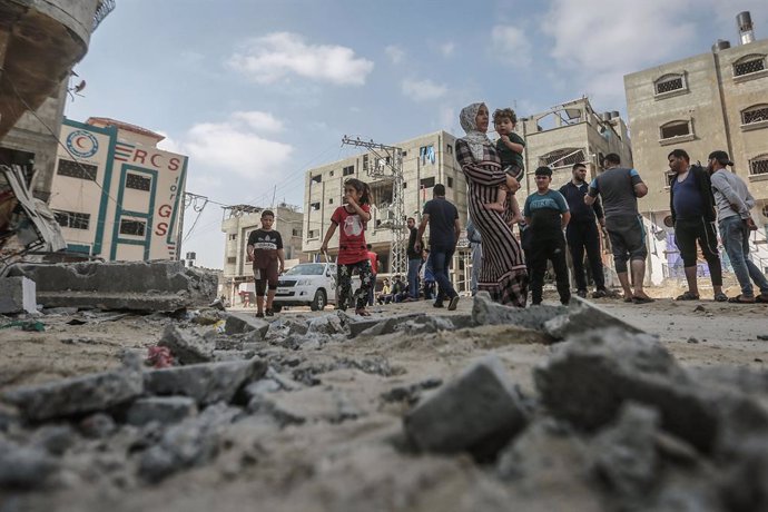 20 May 2021, Palestinian Territories, Jabalia: Palestinians inspect the remains of a destroyed building after it was hit during Israeli airstrikes, amid the escalating flare-up of Israeli-Palestinian violence. Photo: Mohammed Talatene/dpa