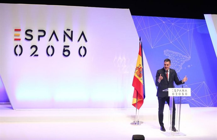El presidente del Gobierno, Pedro Sánchez, interviene en la presentación del proyecto España 2050, en el Auditorio del Museo Nacional Reina Sofía, a 20 de mayo de 2021, en Madrid (España). El proyecto pretende poner en marcha una reflexión colectiva y p