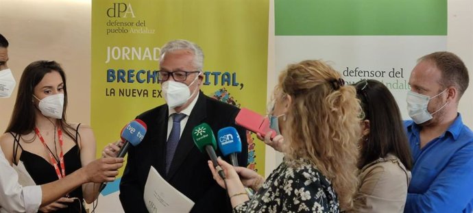 El Defensor del Pueblo andaluz atiende a los medios tras inaugurar en Sevilla la jornada 'Brecha digital: La nueva exclusión"