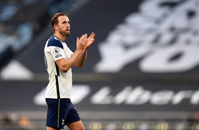 19 May 2021, United Kingdom, London: Tottenham Hotspur's Harry Kane applauds the fans after the final whistle of the English Premier League soccer match between Tottenham Hotspur and Aston Villa at the Tottenham Hotspur Stadium. Photo: Daniel Leal-Oliva