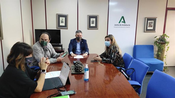 Imagen de archivo de una reunión con la alcaldesa de Baeza y la dirección del IES Andrés de Vandelvira