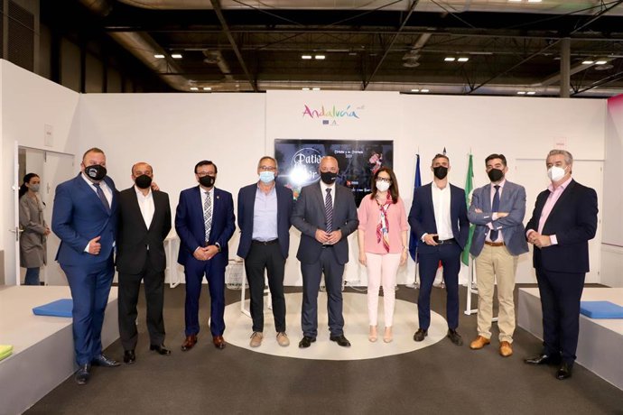 El presidente de la Diputación de Córdoba, Antonio Ruiz (centro), en la presentación de 'Patios con color'.