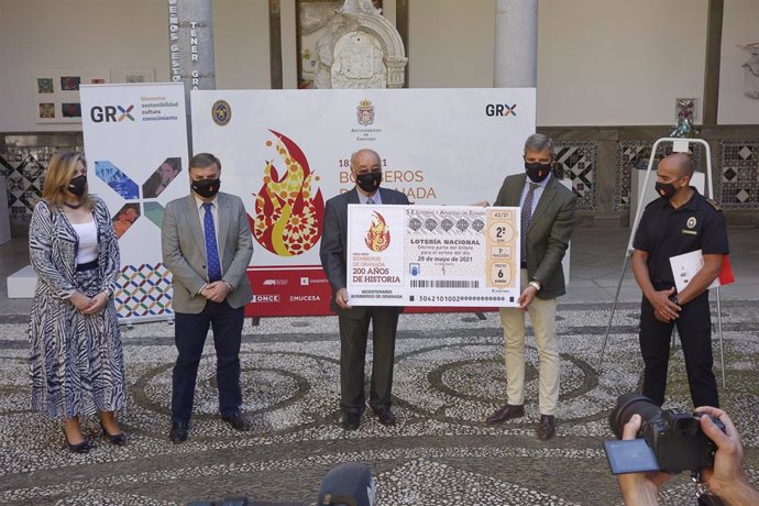 Presentación del décimo de Lotería Nacional dedicado al Bicentenario de Bomberos