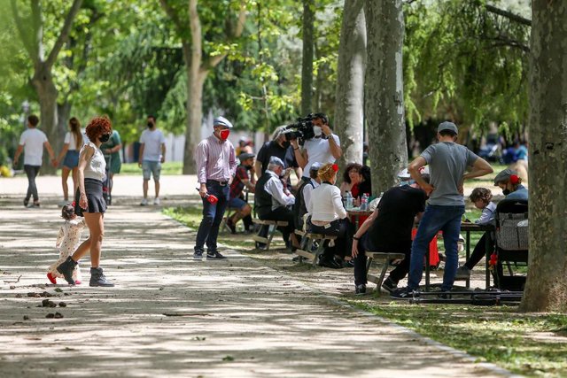 Varias personas disfrutan en la pradera de San Isidro, una de las zonas típicas donde se reúne la gente en las fiestas del patrón, a 14 de mayo de 2021, en Madrid (España). 