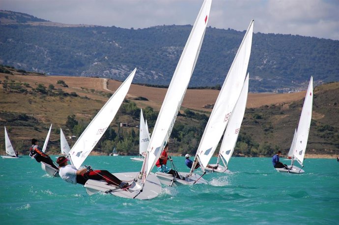 Actividad de vela en el embalse de Alloz
