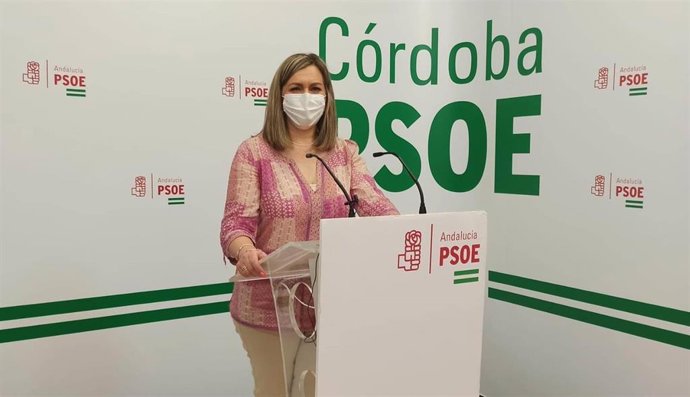 La senadora del PSOE por Córdoba María Jesús Serrano, en la sede de su partido.