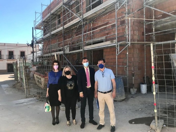 Jiménez visita una de las obras en ejecución en Níjar