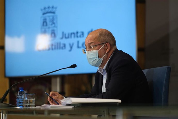 AM-CyL amplía a la 1h el horario de terrazas, elimina el cierre de interior y consulta limitar a 6 reuniones nocturnas