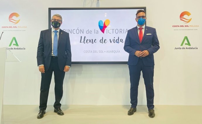 El alcalde de Rincón de la Victoria y presidente de la Diputación y de TCS, Francisco Salado, con el concejal de Turismo, Antonio José Martín.