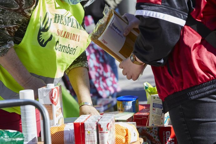 Archivo - Miembros de la Despensa Solidaria de Chamberí (Madrid) repartiendo alimentos a familias vulnerables