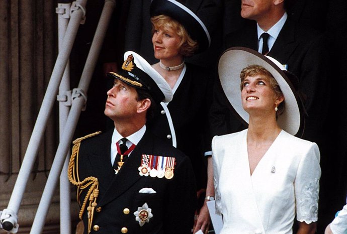 Archivo - El príncipe Carlos y su entonces esposa, la princesa Diana, en 1991