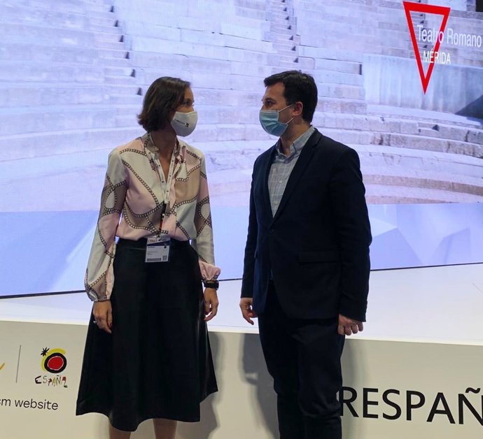 La ministra de Indistura, Comercio y Turismo, Reyes Maroto, junto al secretario xeral del PSdeG, Gonzalo Caballero, en Fitur
