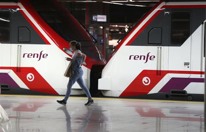 Imagen de una mujer en una estación de tren