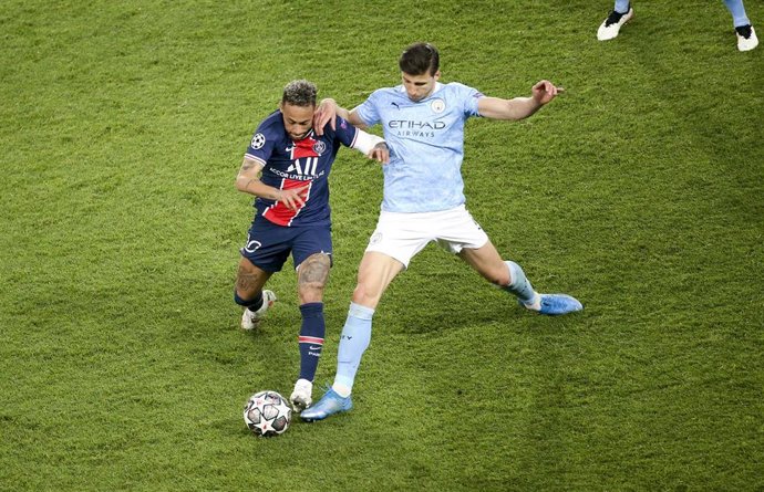 Rúben Dias se cruza ante Neymar Jr en el PSG-Manchester City de la Liga de Campeones 2020-2021