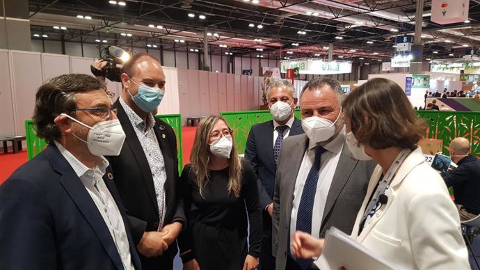 Morán (2D) con Reyes Maroto (D) en Fitur.