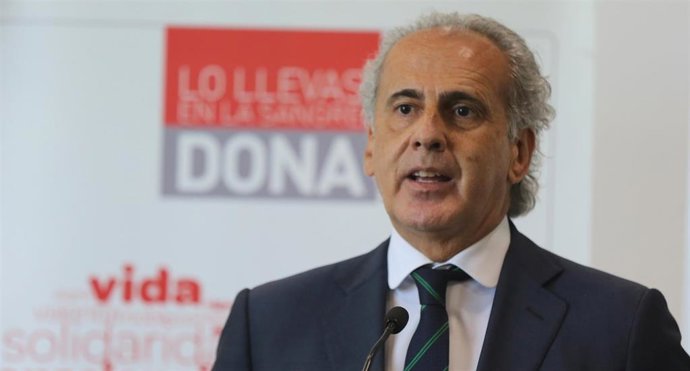 El consejero de Sanidad en funciones de la Comunidad de Madrid, Enrique Ruiz Escudero, interviene en una rueda de prensa durante su visita al Centro de Transfusión de la Comunidad de Madrid.