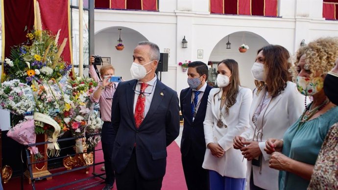 La secretaria general del Partido Popular Andaluz, Loles López, en la ofrenda floral de la formación en la capital a la Hermandad del Rocío de Huelva.