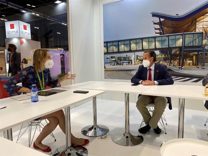 Encuentro del vicepresidente primero de la Diputación de Cádiz y diputado de Turismo, José María Román, con representante de AENA en Fitur.