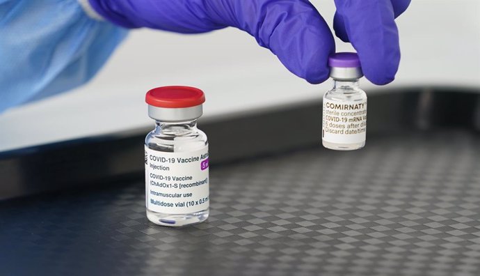 23 April 2021, Schleswig-Holstein, Husum: A healthcare worker holds a Astrazeneca vaccine vial at the laboratory of the Husum Vaccination Centre. Photo: Marcus Brandt/dpa