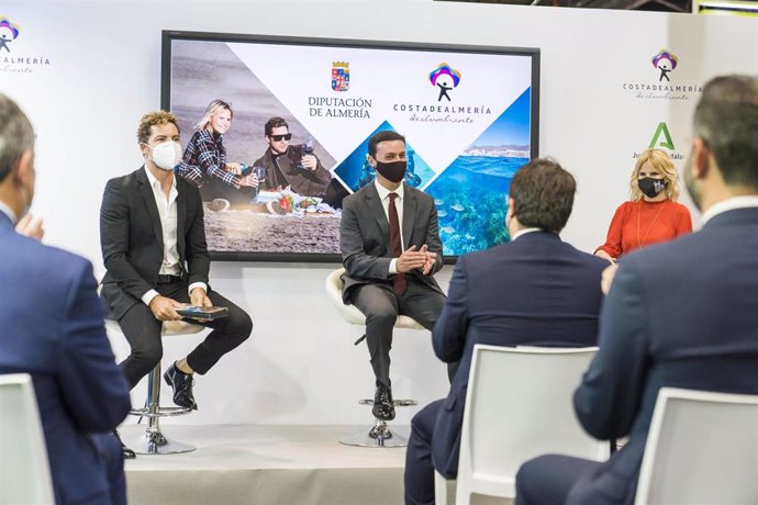 El cantante David Bisbal y la empresaria Eugenia Martínez de Irujo junto al presidente de la Diputación de Almería, Javier Aureliano García, en Fitur