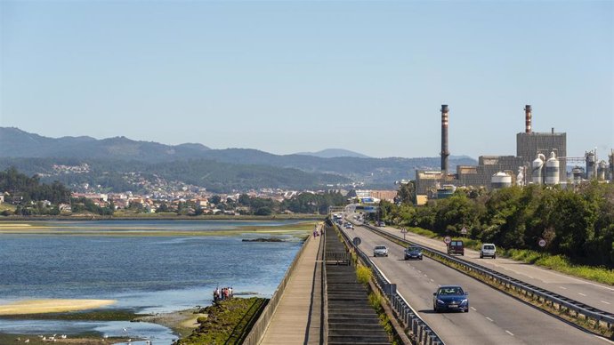Archivo - La biofábrica de Ence situada a la orilla de la Ría de Pontevedra, separadas por la carretera que une a la ciudad de Pontevedra con Marín.