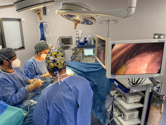 Imagen de una operación con técnica mínimamente invasivas.