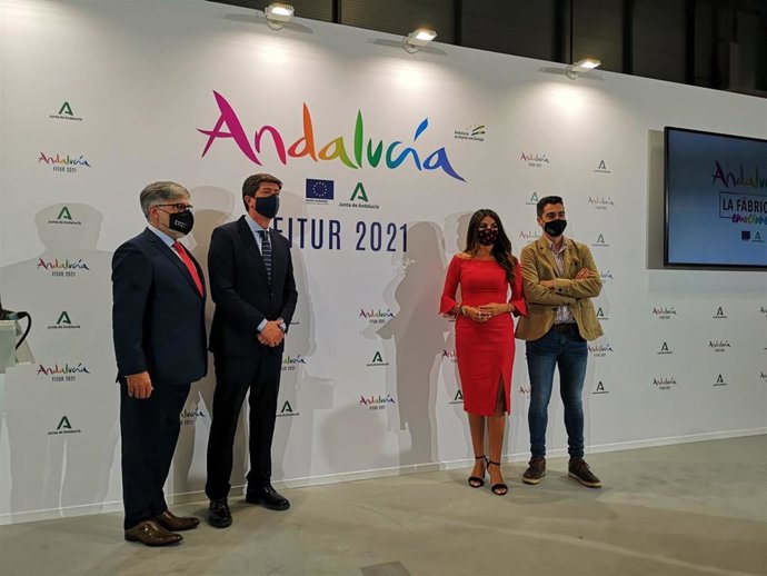 Presentación de una aplicación sobre turismo nupcial en Fitur con presencia del vicepresidente andaluz y consejero de Turismo, Juan Marín, junto a la delegada en Málaga, Nuria Rodríguez.