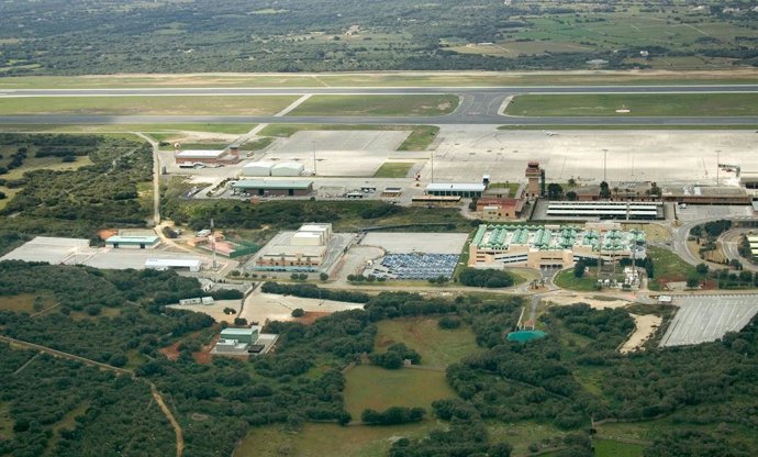 Archivo - Vista áerea del aeropuerto de Menorca