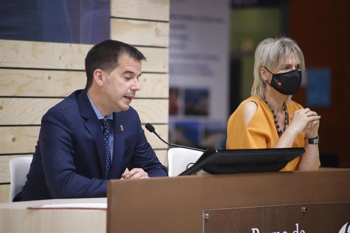 El consejero Irujo y la directora general de Turismo en la presentación en Fitur