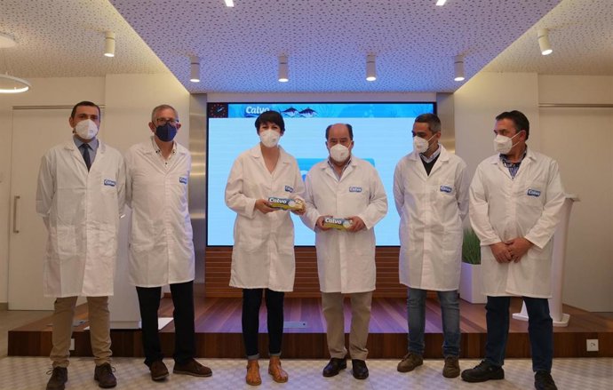 La portavoz nacional del BNG, Ana Pontón, visita las instalaciones del Grupo Calvo en Carballo (A Coruña), junto al alcalde de la localidad, Evencio Ferrero