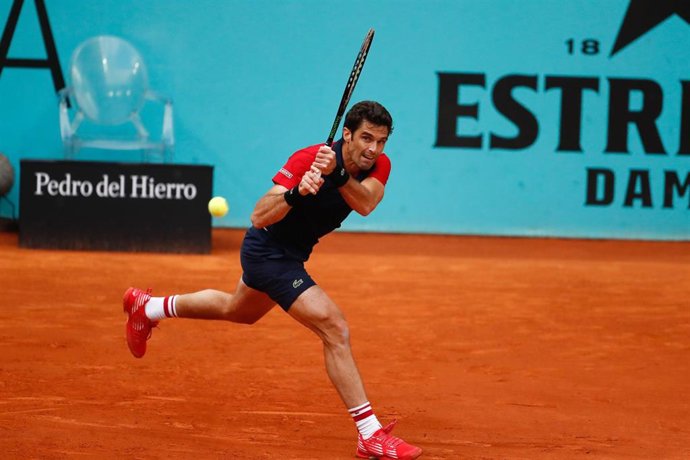 Pablo Andújar devuelve la pelota en el Mutua Madrid Open 2021 