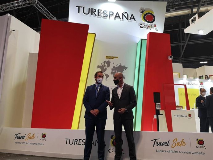 Antonio Muñoz con el secretario de Estado de Turismo, Fernando Valdés, en Fitur.