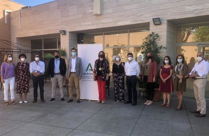 El delegado de Igualdad, Políticas Sociales y Conciliación de la Junta de Andalucía en Córdoba, Antonio López (quinto por la izda.), en la presentación del programa Nayfa.