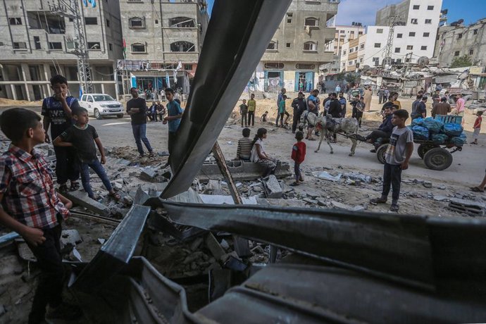 20 May 2021, Palestinian Territories, Jabalia: Palestinians inspect the remains of a destroyed building after it was hit during Israeli airstrikes, amid the escalating flare-up of Israeli-Palestinian violence. Photo: Mohammed Talatene/dpa