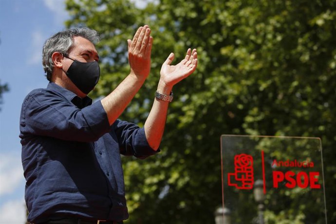 El alcalde de Sevilla, Juan Espadas (C),  en el  acto de presentación de su candidatura para las primarias del PSOE-A,  a 09 de mayo del 2021 en el Paseo del Salon de Granada. (Foto de archivo).