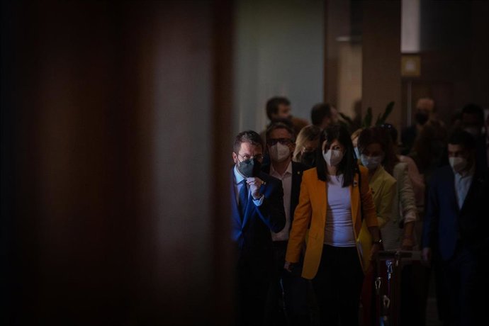 El candidato de ERC a la Presidencia de la Generalitat, Pere Aragons y la secretaria general adjunta y portavoz de ERC, Marta Vilalta, hoy en el Parlament
