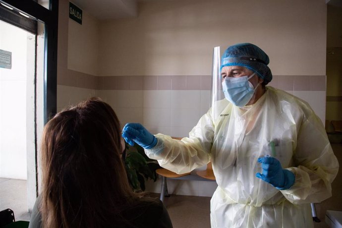 Archivo - Una mujer se somete a una prueba de antígenos en un dispositivo de cribado masivo instalado en el centro de salud de Ciudad Jardín, en Badajoz.