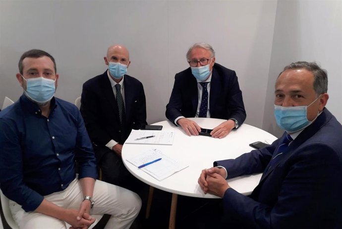 El presidente de la APA, Jesús Caicedo, en una reunión en Fitur