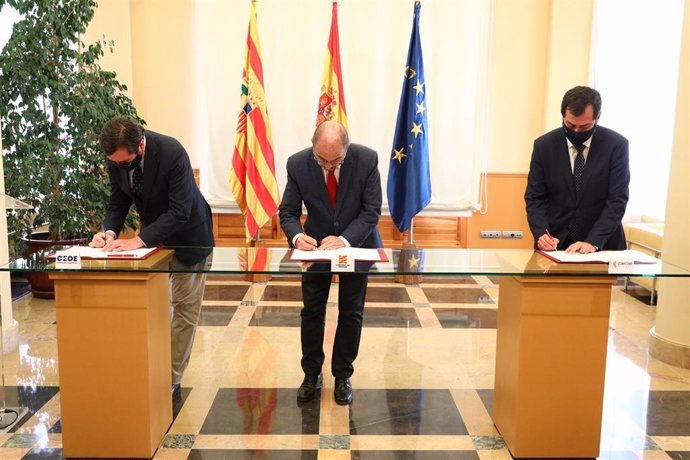 Gobierno de Aragón y CEOE Aragón firman el acuerdo de adhesión al Plan Sumamos Salud+Economía.