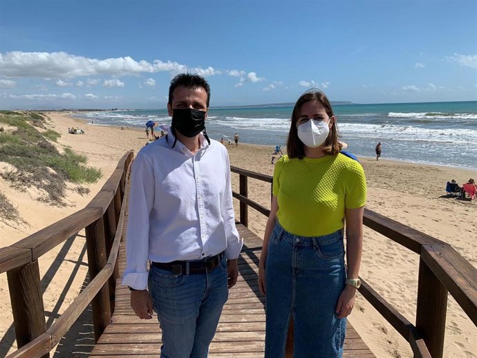 Elche declara todas sus playas libres de humo para proteger el medioambiente y la salud humana