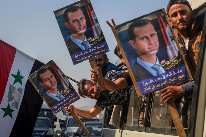 Un grupo de sirios se dirige a la Embajada del país en Líbano para votar en las elecciones.