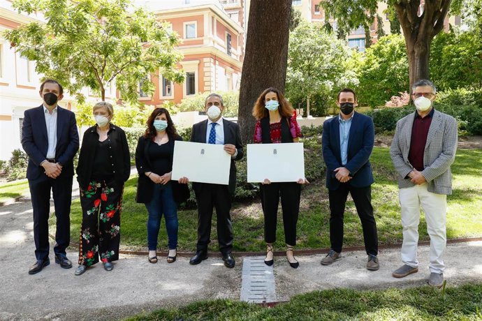 La directora del Museo Lázaro Galdiano, Begoña Torres (2i); el editor de Liber Millenium, Alberto Sánchez Nieto (4i); la editora Mariana Gasset (5i)  y el director general de Comunicación del Gobierno de Navarra, Pablo Roncal (6i)