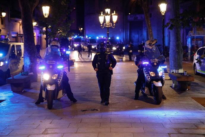 Varios agentes de la Guardia Urbana de Barcelona, una semana después del fin del estado de alarma, a 15 de mayo de 2021, en Barcelona, Catalunya (España). Una semana después del fin del estado de alarma, en varias ciudades españolas se han repetido los 