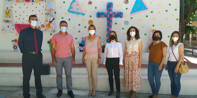 La delegada de Educación y Deporte de la Junta de Andalucía en Córdoba, Inmaculada Troncoso (tercera por la izda.), visita CEIP Francisco García Amo.