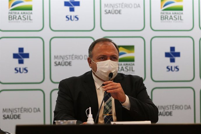 Archivo - 15 March 2021, Brazil, Brasília: Eduardo Pazuello, Minister of Health of Brazil, speaks at a press conference. According to local media reports, talks are taking place for a possible successor to the former general and current health minister.