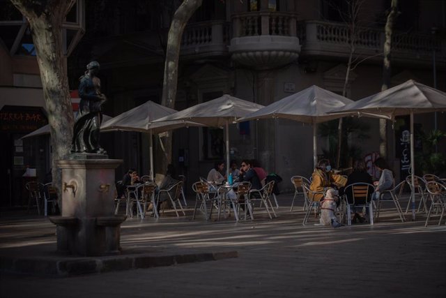 Archivo - Varias personas en una terraza de Barcelona